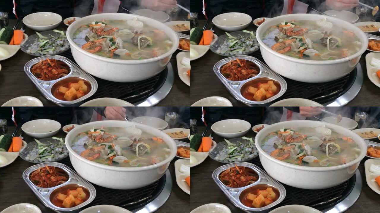 韩国海鲜汤拌面条和蔬菜配菜。