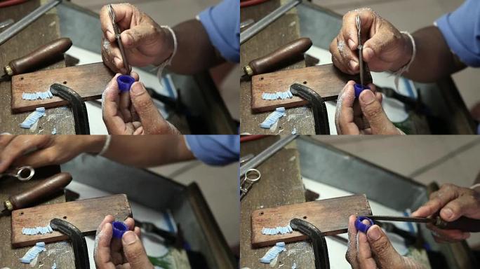 珠宝工匠使用指南针测量戒指的蜡模