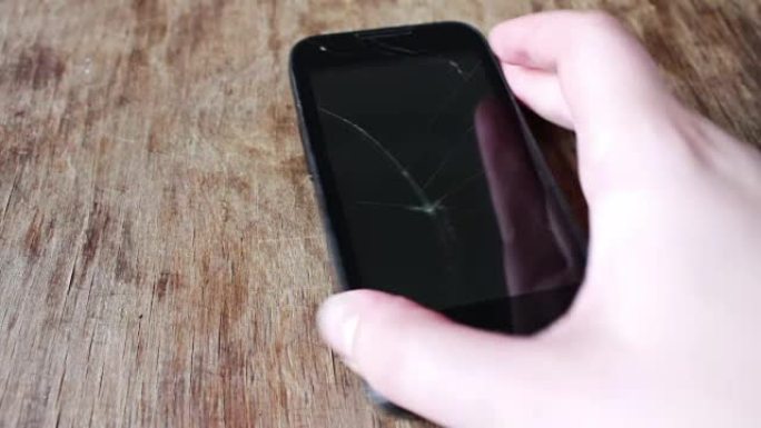 屏幕破碎的黑色智能手机
