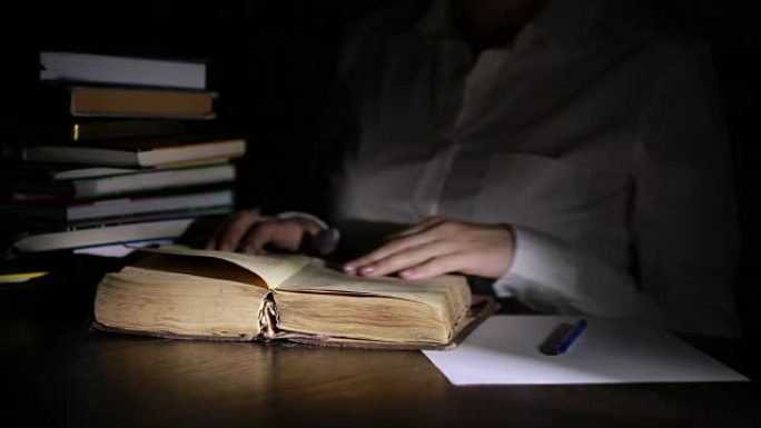 聪明的人在深夜学习，他坐在办公桌前看书
