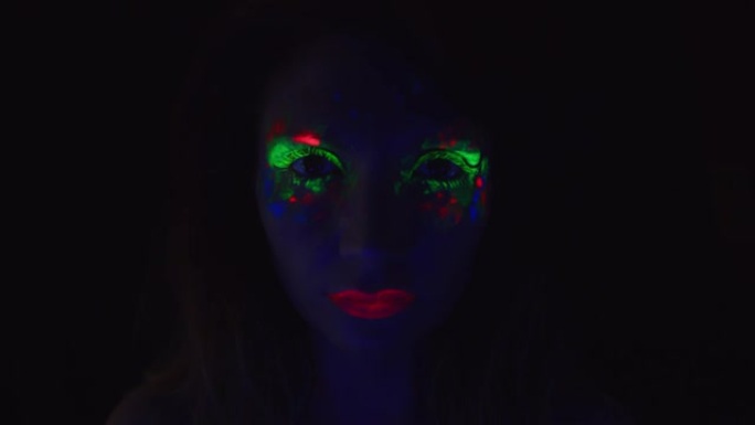 4K迪斯科发光霓虹灯化妆女人睁开眼睛