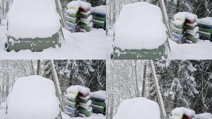 装满白雪的颠倒独木舟