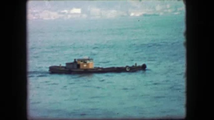 1944: 低调的拖船独自穿越朦胧的港口水域。