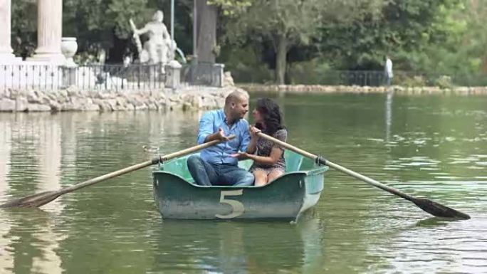 情侣在划艇上接吻: 恋人在湖上度过浪漫的时光