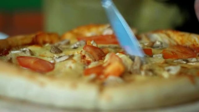 披萨店的木盘上的披萨