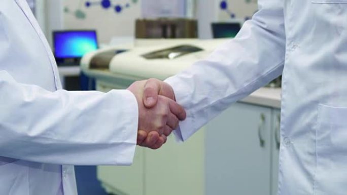两个人在实验室握手