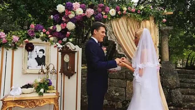 布德瓦黑山的婚礼帐篷里快乐的新娘和新郎的戒指