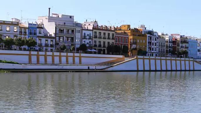 西班牙塞维利亚瓜达尔基弗河沿岸的场景