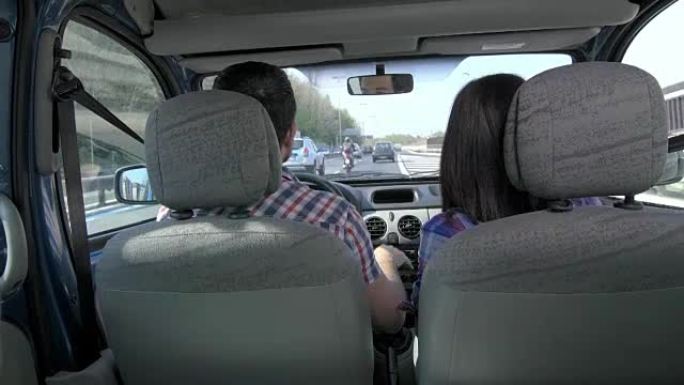 年轻夫妇在车上争吵