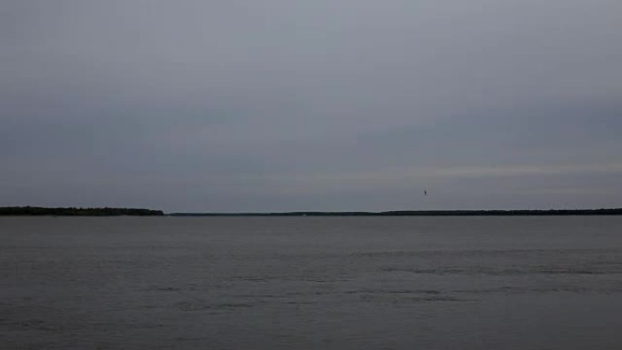 延时宽的鲁西河-伏尔加河。早。渔夫船，货船。