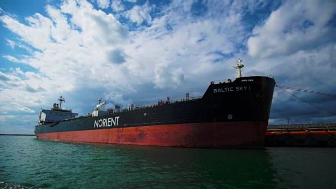 俄罗斯联邦图阿普塞2016年6月30日: 油轮 “波罗的海天空一号” 正在海上石油码头装货