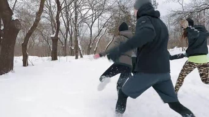 一群人在雪巷上奔跑，慢动作