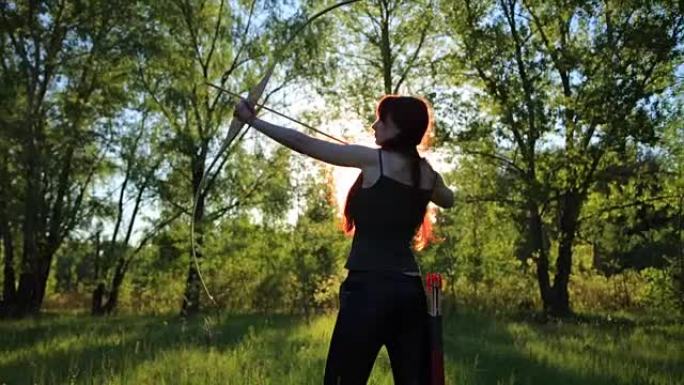女性姜毛弓箭手用她的弓箭射击目标，手头上有自制的梅亨迪指甲花纹身