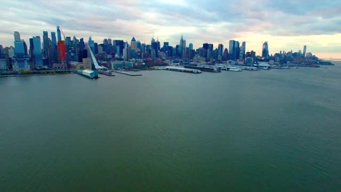 从哈德逊河拍摄曼哈顿的照片