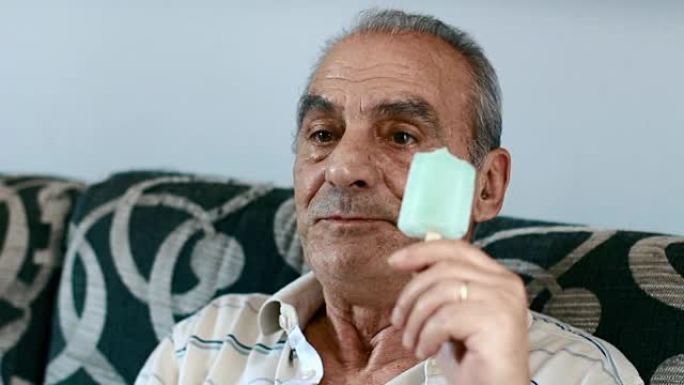 坐在沙发上吃冰淇淋的老人: 放松，冰棍，夏天，热