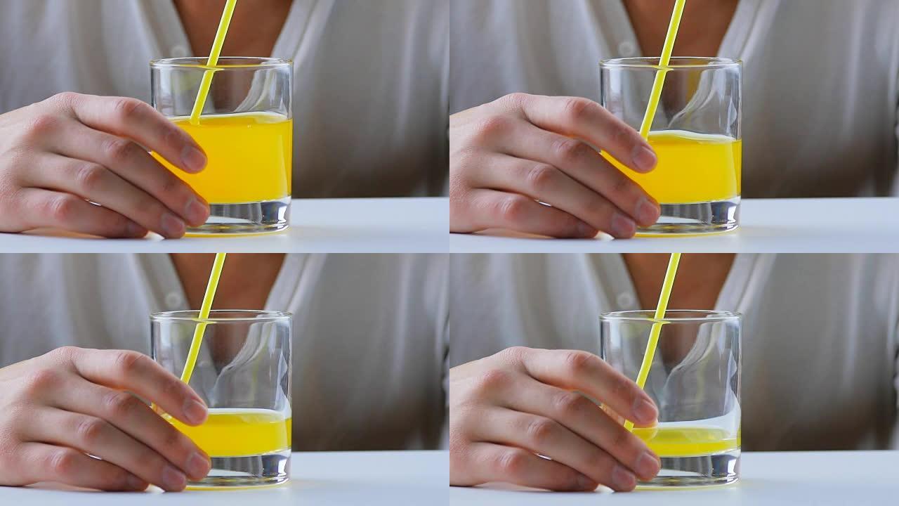 男人用吸管喝橙色汽水