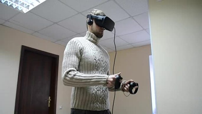 戴着虚拟现实耳机的人在办公室玩游戏。