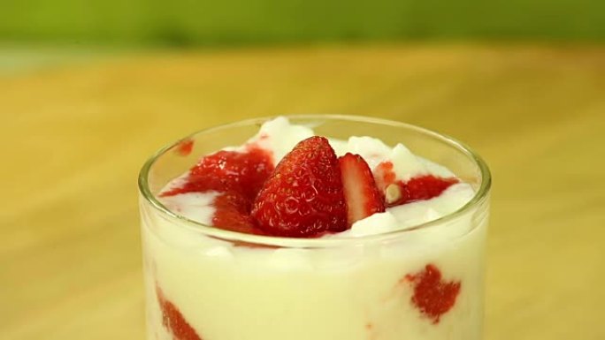 搭配草莓和薰衣草的酸奶