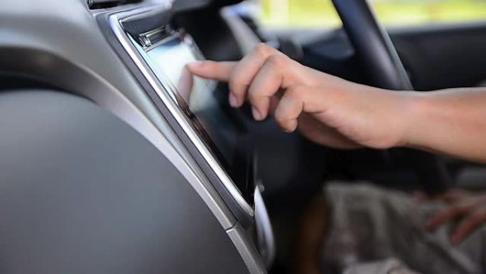 在汽车上使用触摸屏监视器近距离拍摄人的手