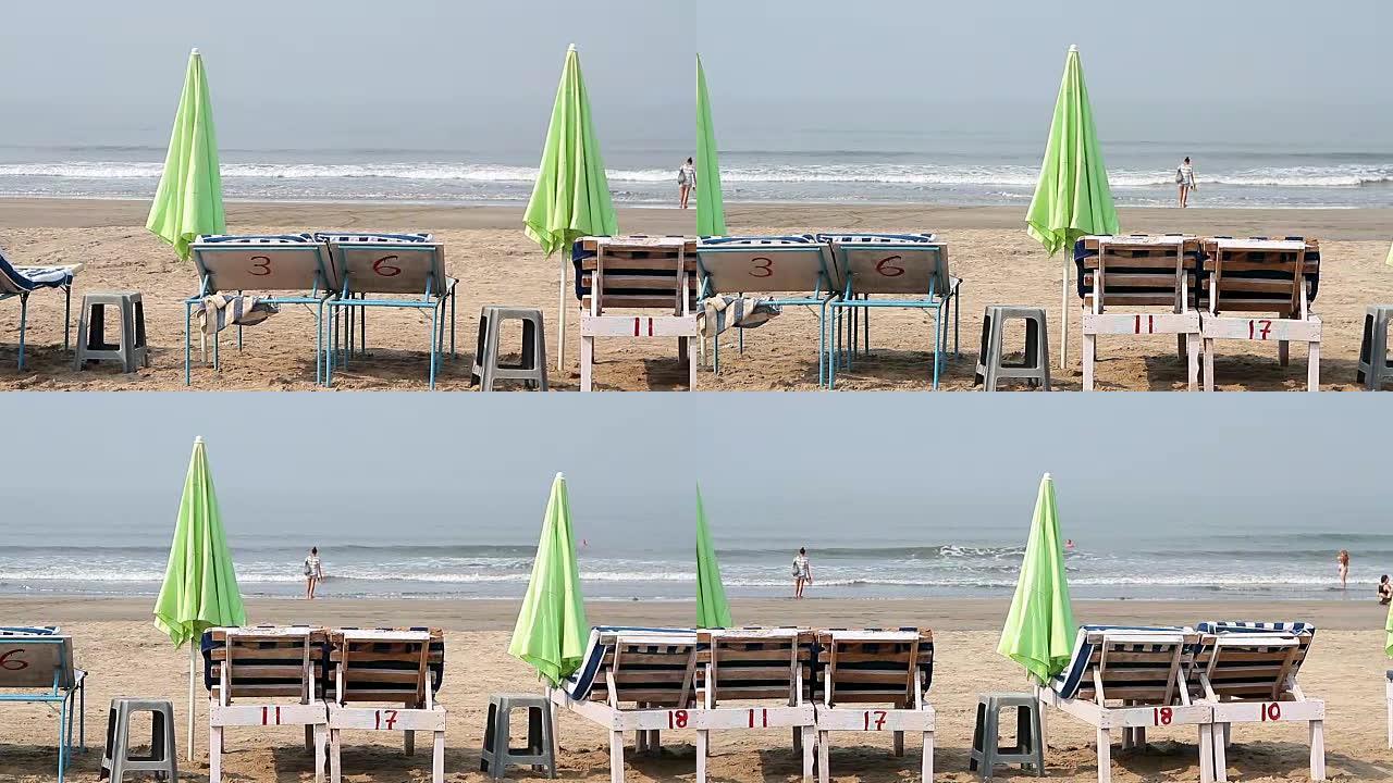 海滩附近带伞的椅子