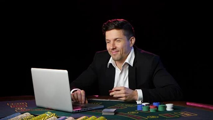 一个男人在网上玩扑克，然后输了。近距离