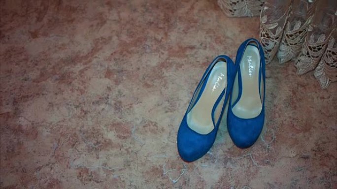 木地板上装饰有水钻的新娘婚鞋