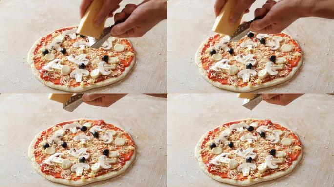 在美味的披萨上磨碎奶酪