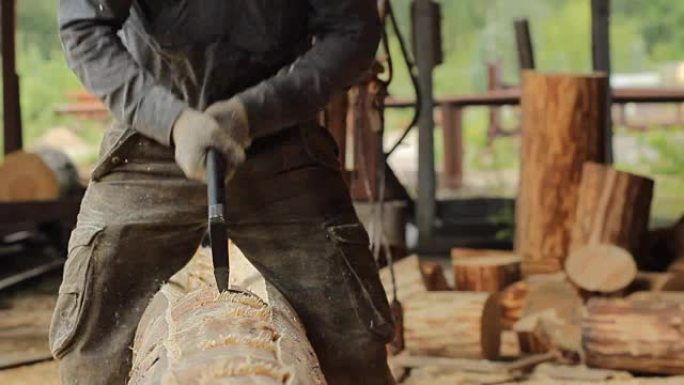 专业、木工和人的概念 -- 木匠用斧头和木板在车间工作