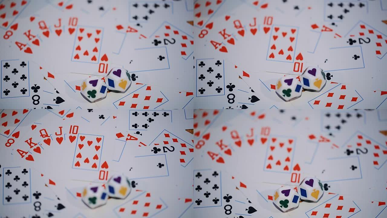扑克牌散落在桌子上。