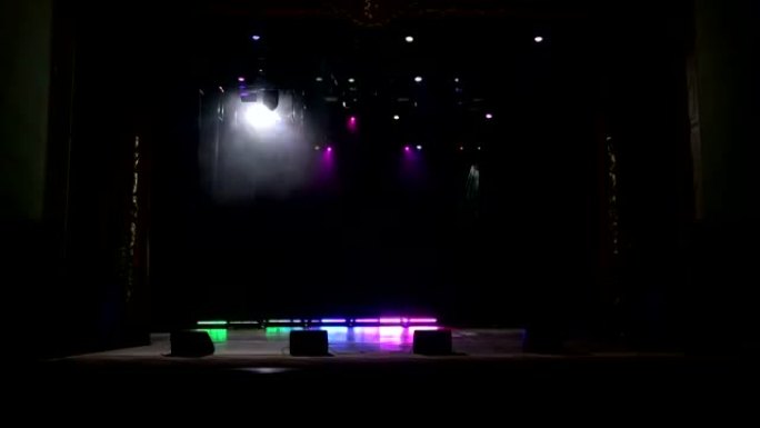舞台灯光背景。闪烁的音乐会灯光。
