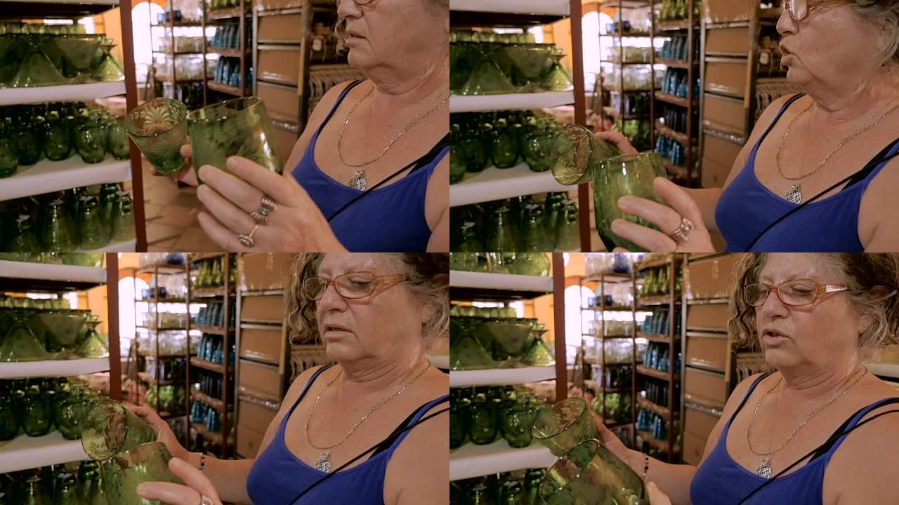 一位60多岁的妇女在购物时比较两个绿色眼镜