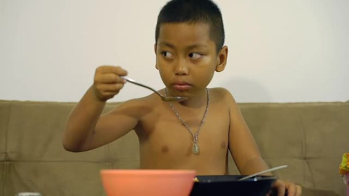 泰国小男孩品尝汤