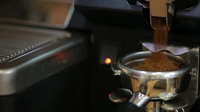 咖啡师在咖啡馆里准备咖啡-酒吧，咖啡粒