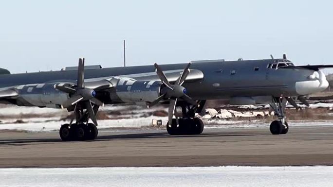 俄罗斯Tu-95轰炸机准备起飞