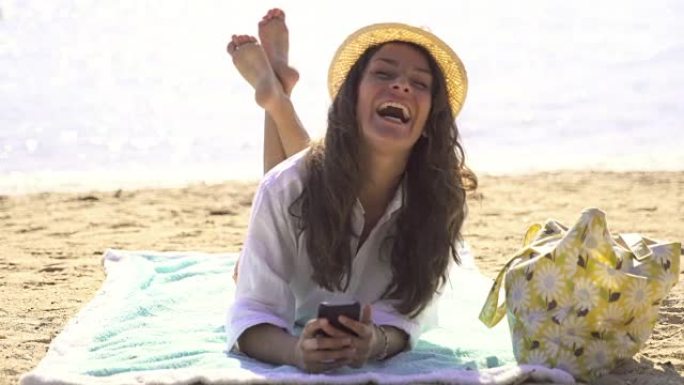 海滩上的女人使用智能手机