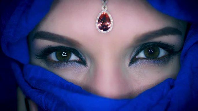 4k彩色阿拉伯女人的眼睛与面纱特写，焦点改变宝石