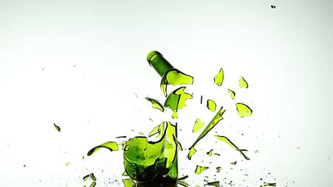一瓶白葡萄酒在白色背景下破碎和飞溅，慢动作4K