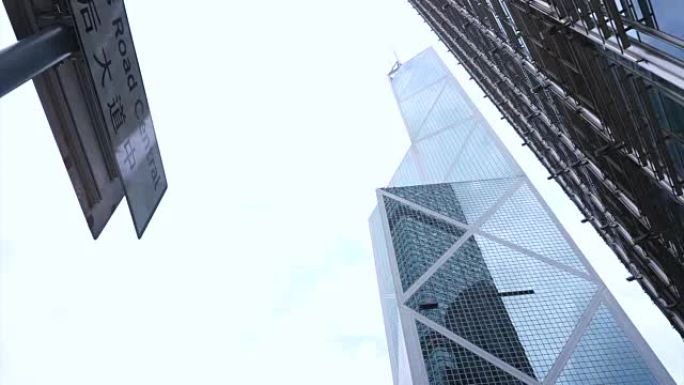 摩天大楼从底部看天空背景。香港中环皇后大道中商务区抽象金融大厦