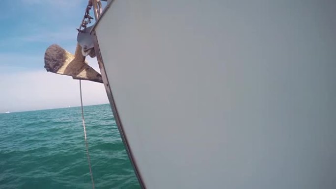 在地中海航行的帆船船尾的锚的特写侧视图