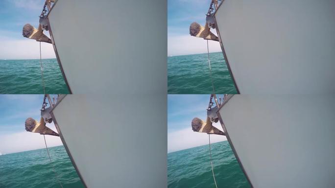 在地中海航行的帆船船尾的锚的特写侧视图