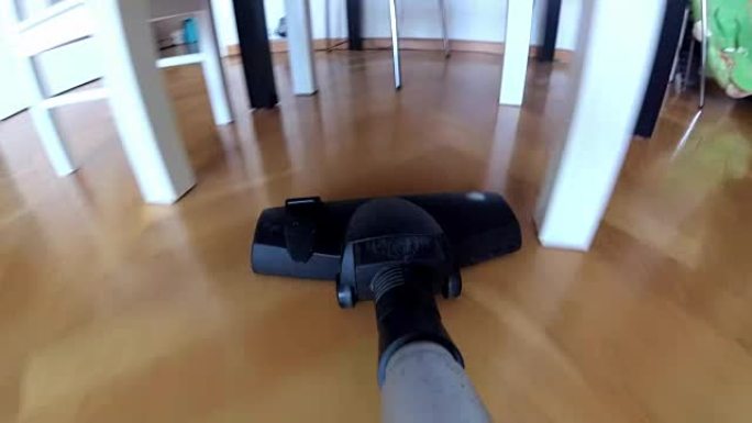 真空吸尘器POV Hoovering木地板和地毯