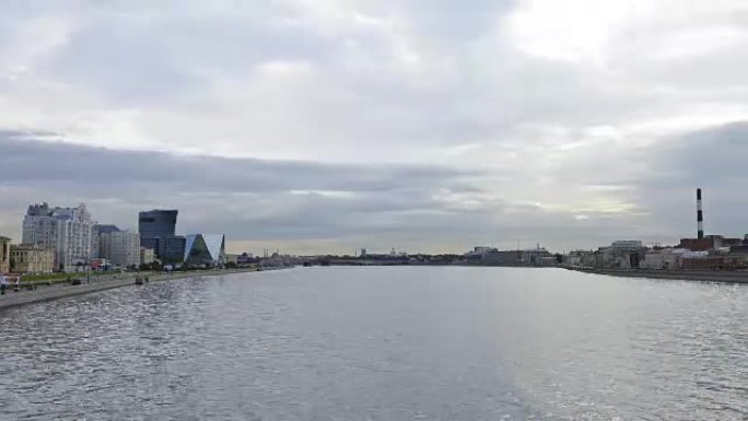 圣彼得堡的延时摄影，来自涅瓦河和城市的布尔什霍金斯基大桥