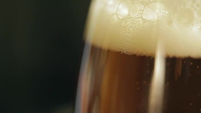 玻璃杯中的啤酒气泡