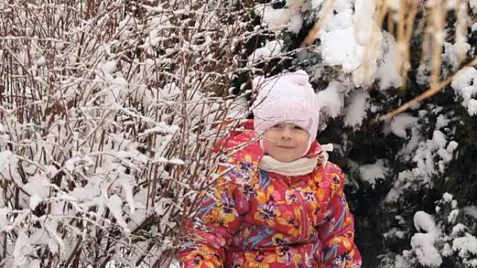 小女孩在冬天和下雪