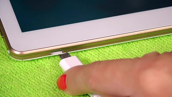 女性手插头白色微型usb电缆到智能平板电脑