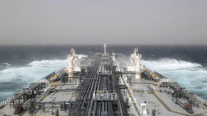 原油油轮在波涛汹涌的海面上航行。
