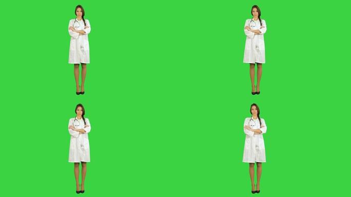 年轻自信的女医生在绿色屏幕上举起手指摆姿势，色度键