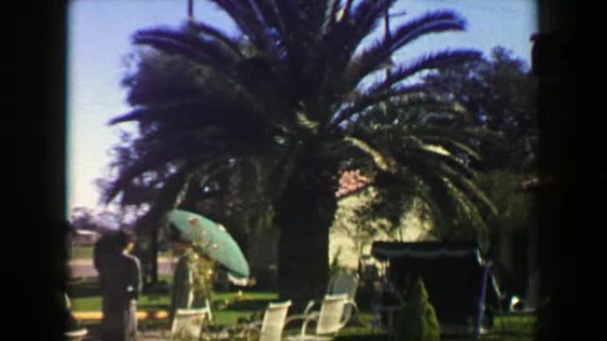 1947: 路边酒店休息区沙漠山脉乡村俱乐部泳池区。