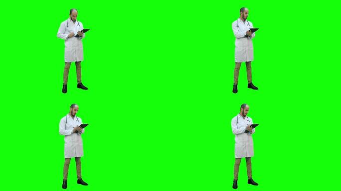 男医生穿着白色外套，在绿色屏幕上填写患者表格，色键