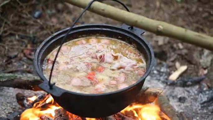 在火上的锅里煮汤